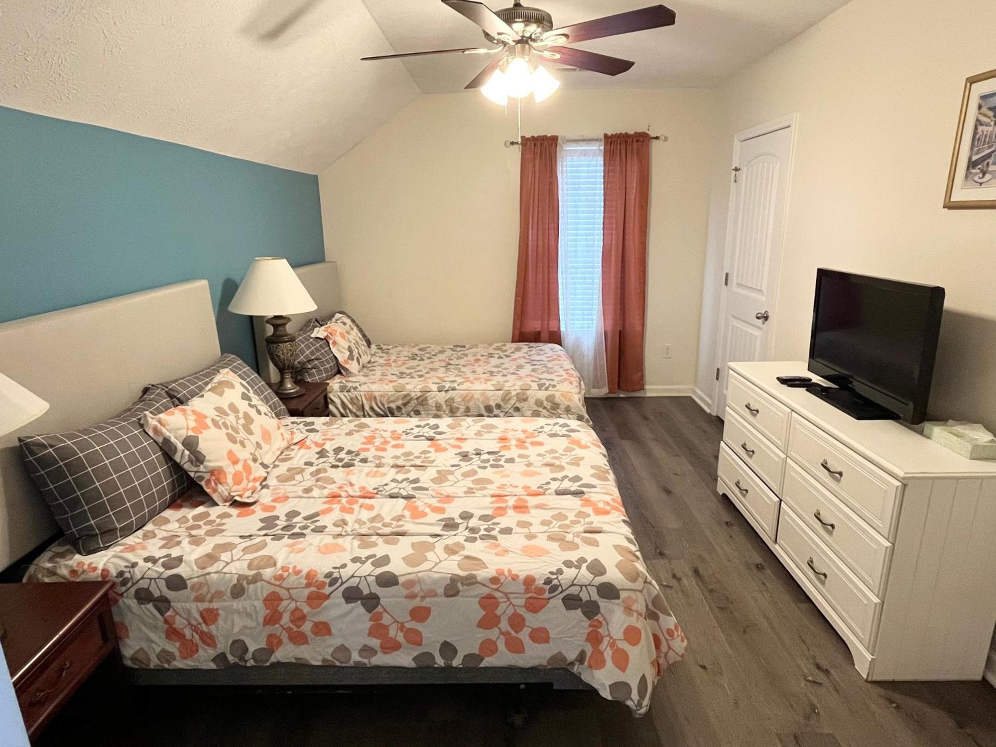 Contemporary 2-br Cottage, 2 Blocks To Holiday home
