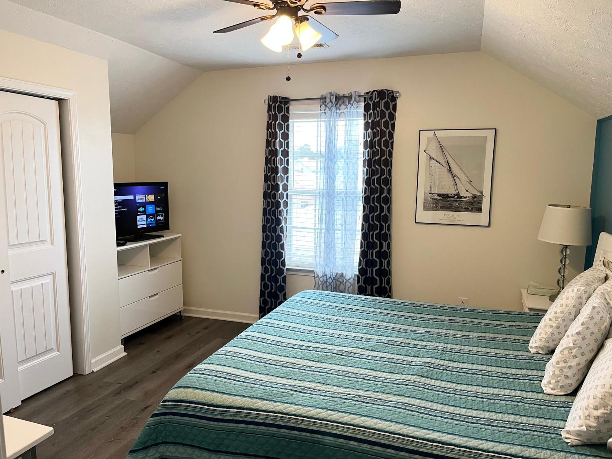 Holiday home Contemporary 2-br Cottage, 2 Blocks To Myrtle Beach