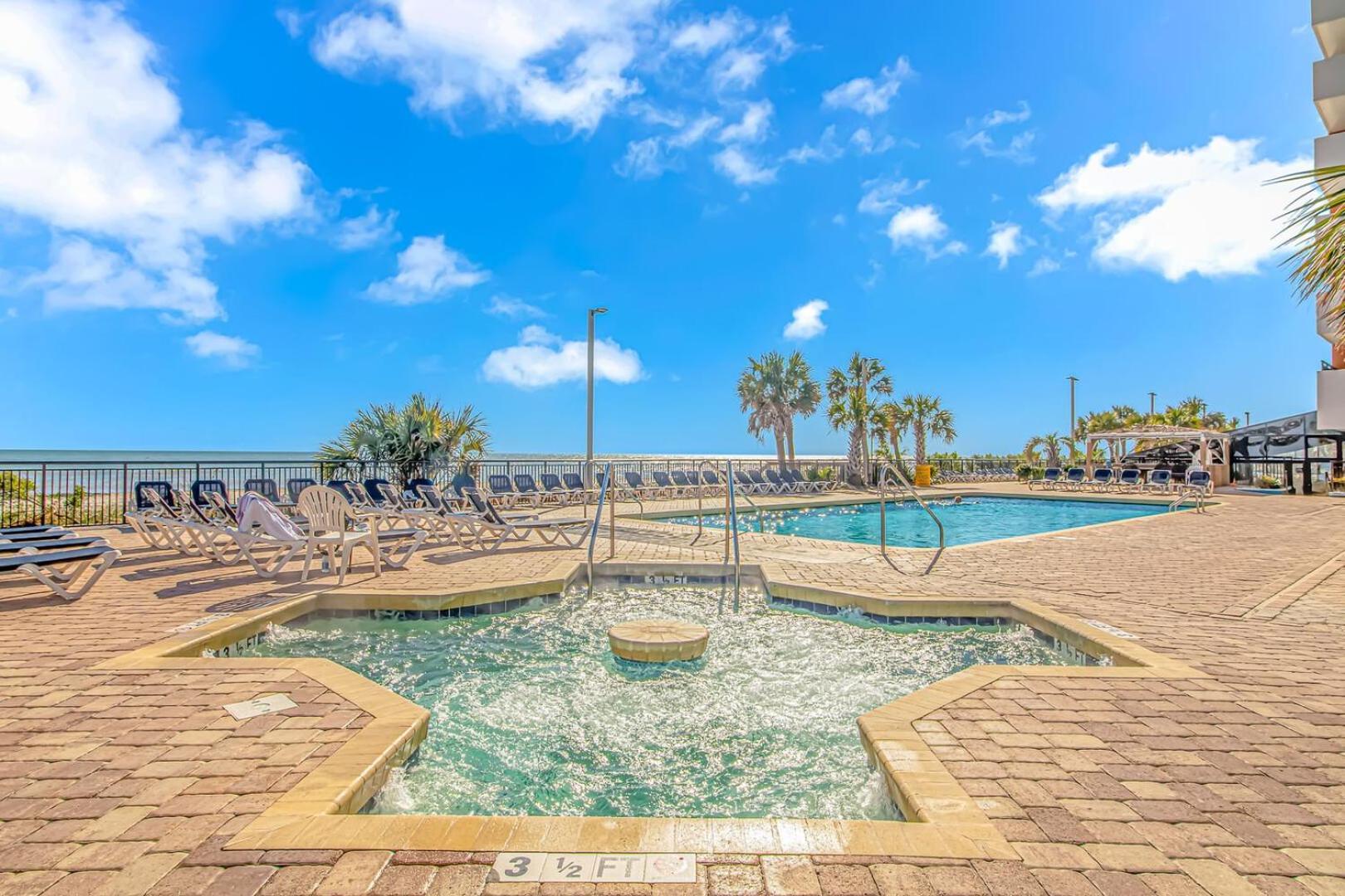 Holiday home Spacious 1 Bedroom Condo- Stunning Oceanfront Views- Landmark 1434