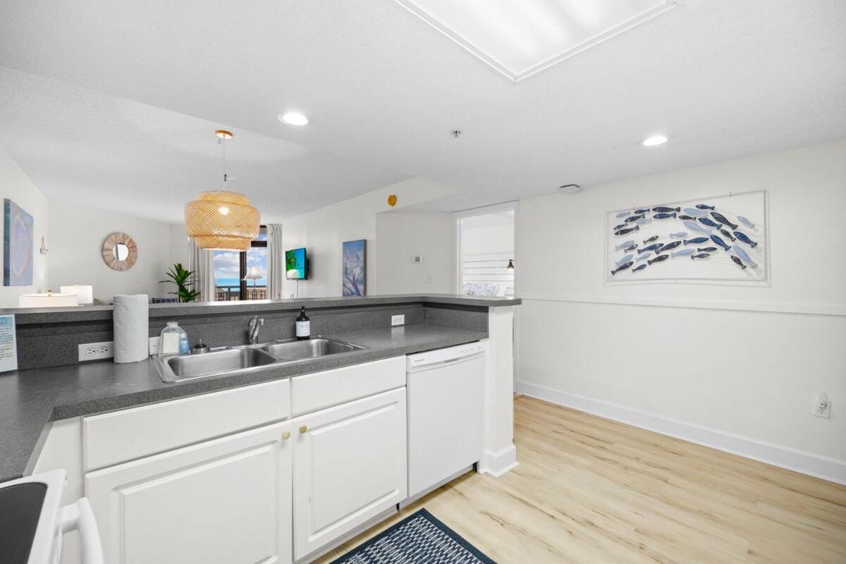 Wow! Oceanview 3 Bedroom Condo! Pool & Private Balcony Apartment