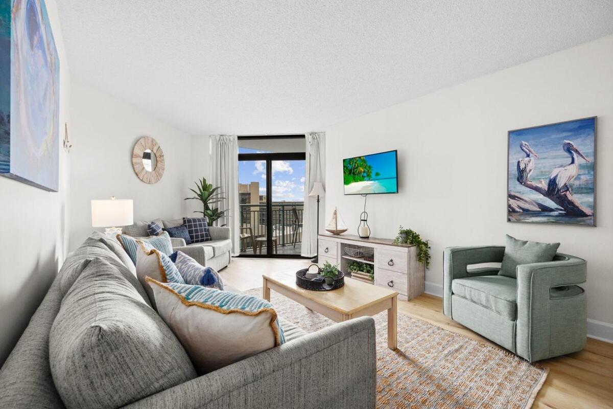 Wow! Oceanview 3 Bedroom Condo! Pool & Private Balcony Apartment *