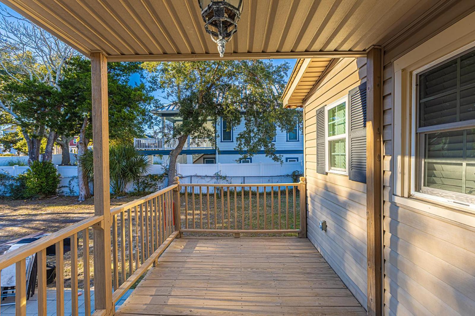 Holiday home Dazzling Centrally Located Ocean View W 2 Kings, Huge Private Yard, 2 Decks, Firepit, Bbq