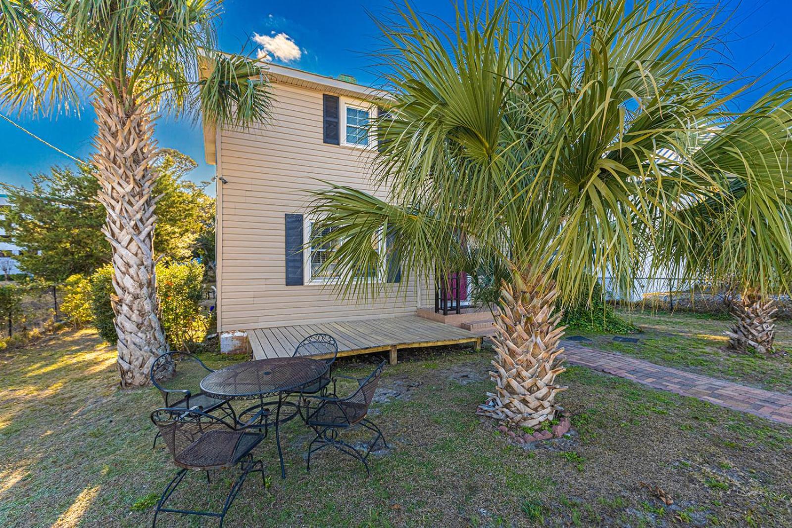 Dazzling Centrally Located Ocean View W 2 Kings, Huge Private Yard, 2 Decks, Firepit, Bbq Holiday home *