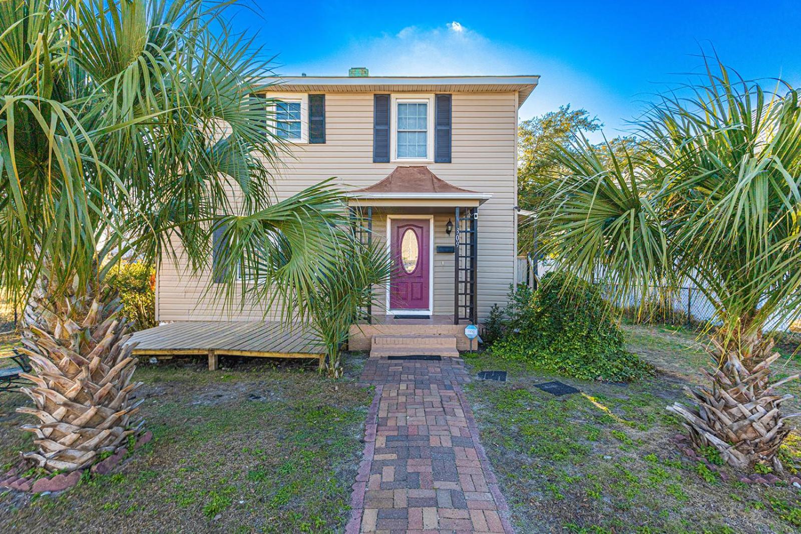 Holiday home Dazzling Centrally Located Ocean View W 2 Kings, Huge Private Yard, 2 Decks, Firepit, Bbq *