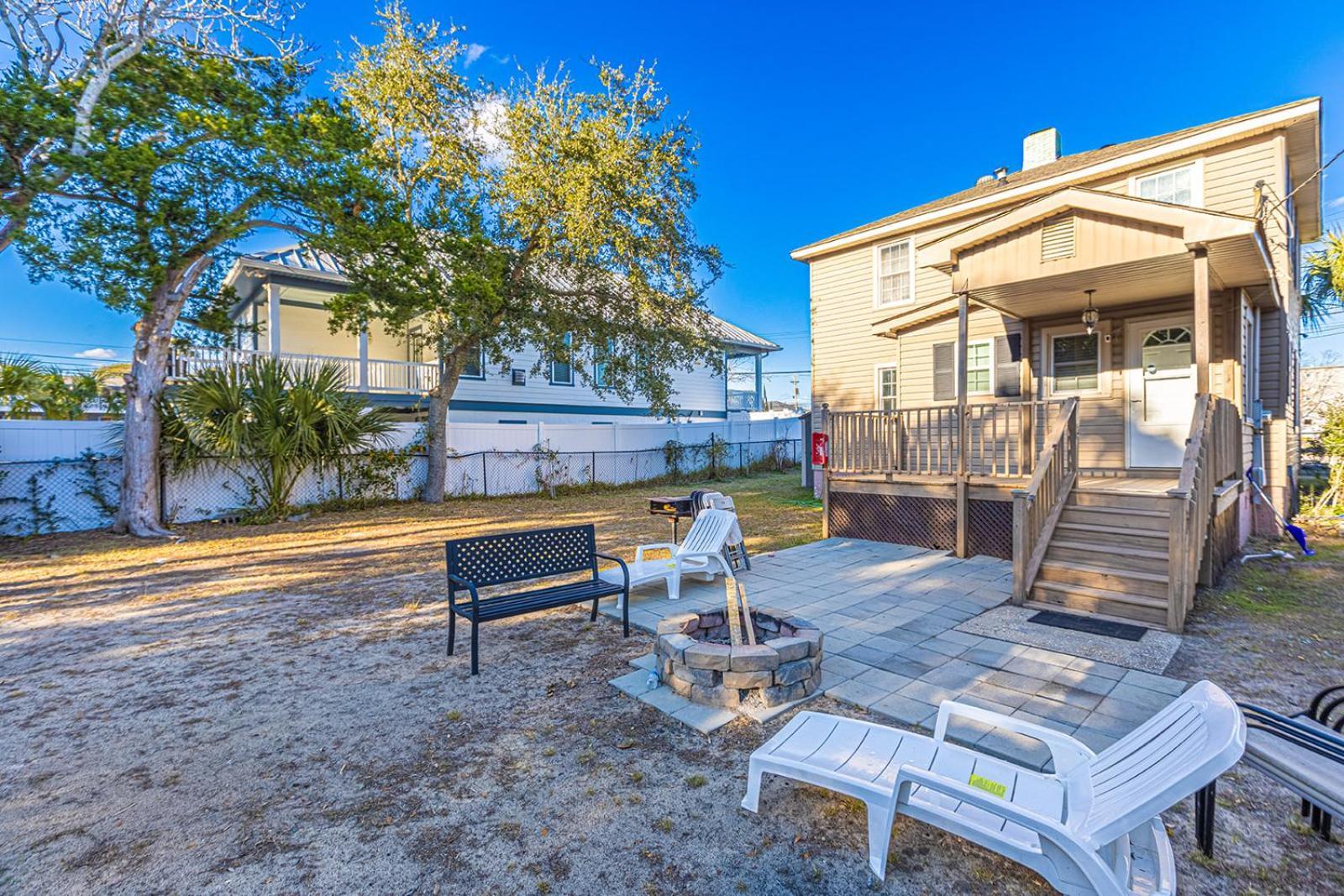 Dazzling Centrally Located Ocean View W 2 Kings, Huge Private Yard, 2 Decks, Firepit, Bbq *
