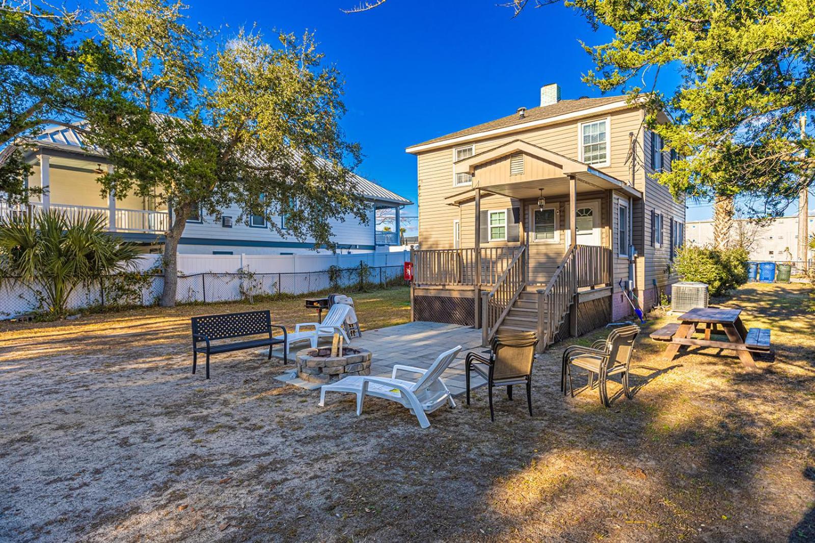 Dazzling Centrally Located Ocean View W 2 Kings, Huge Private Yard, 2 Decks, Firepit, Bbq Holiday home *