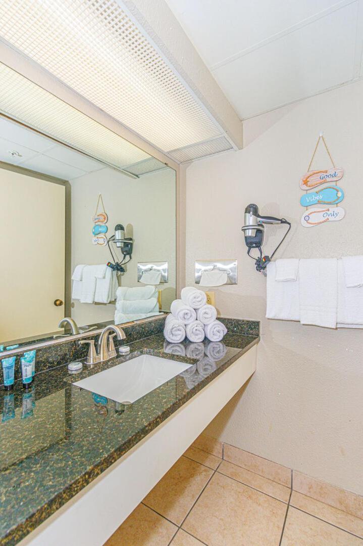 Spacious 1 Bedroom Condo- Stunning Oceanfront Views- Landmark 1434 *