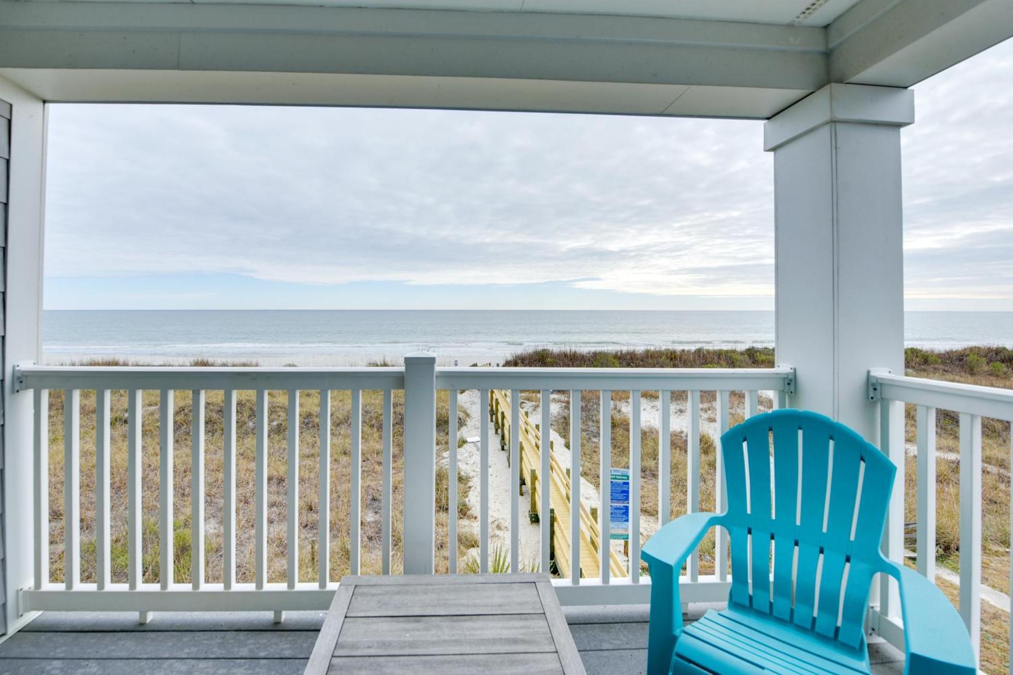 Apartment Beachfront With Magnificent Ocean Views!