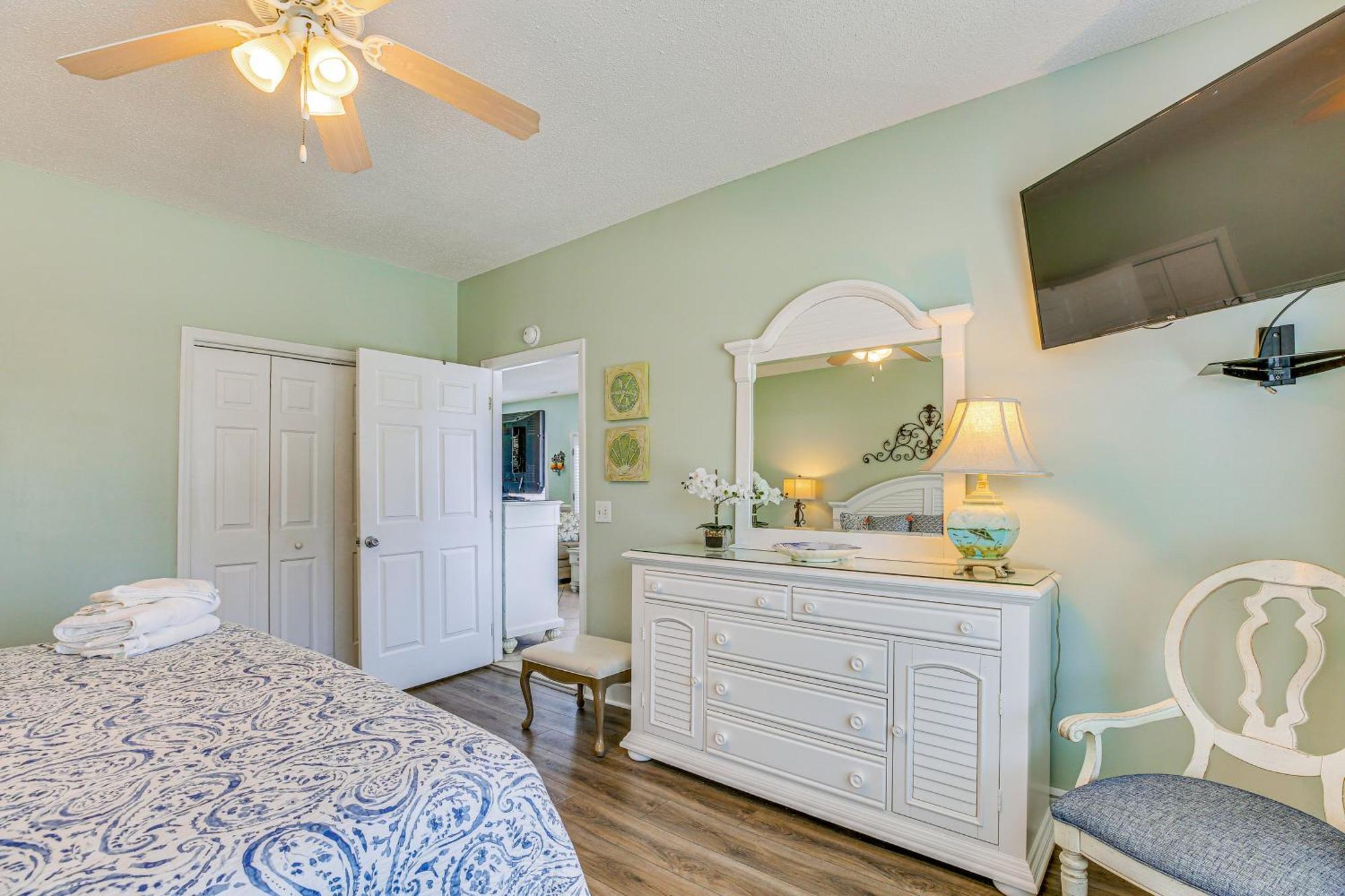 North Myrtle Gem, Walk To Cherry Grove Apartment
