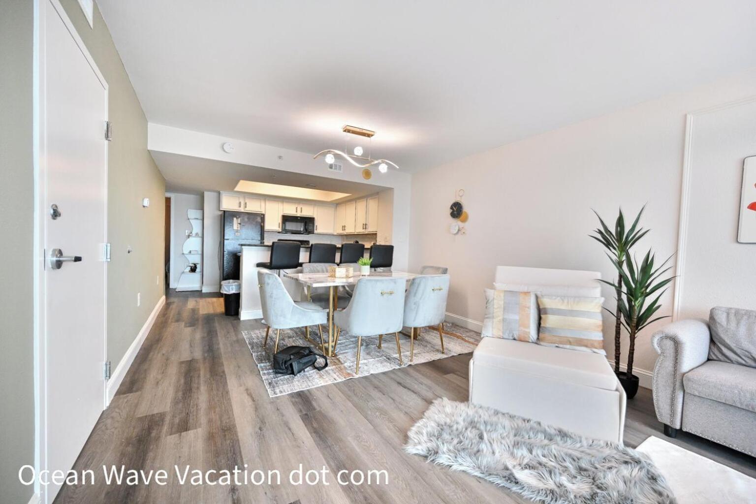 Beachfront With Stunning View Multiple Pools On Bv 15th Floor Apartment *