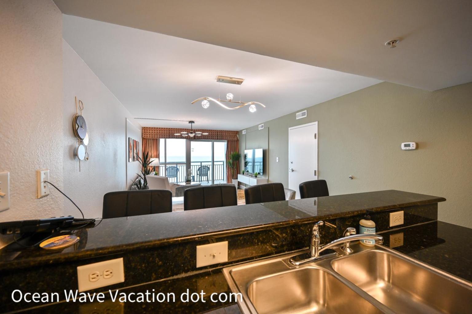 Huge Oceanfront One Bedroom For 6, Gorgeous View & Pools On Bv 15th Floor Apartment *