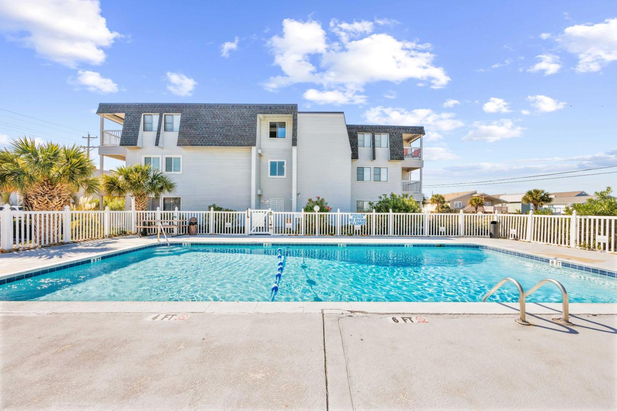 Walk To Ocean North Myrtle With Pool Apartment