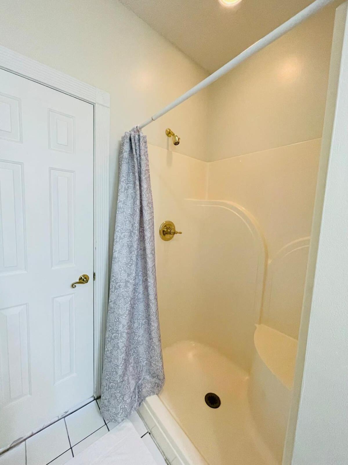 Beautiful Spacious In The Center Of Mb