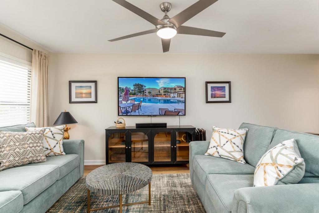 Only Four Short Blocks To The Ocean Outdoor Pool Hot Tub Grilling Picnic Tables *