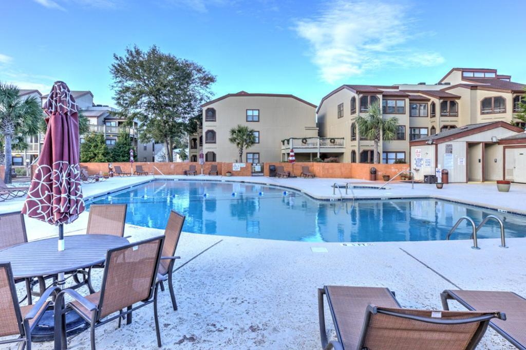 Only Four Short Blocks To The Ocean Outdoor Pool Hot Tub Grilling Picnic Tables Holiday home Myrtle Beach