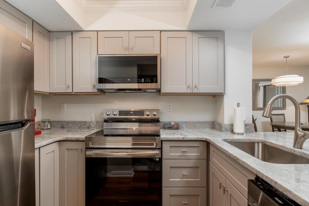 Only Four Short Blocks To The Ocean Outdoor Pool Hot Tub Grilling Picnic Tables * Myrtle Beach