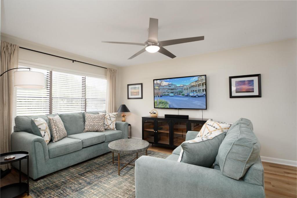 Holiday home Only Four Short Blocks To The Ocean Outdoor Pool Hot Tub Grilling Picnic Tables