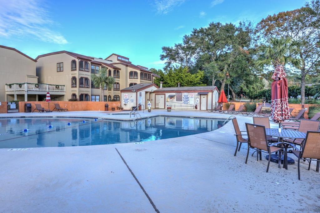 Only Four Short Blocks To The Ocean Outdoor Pool Hot Tub Grilling Picnic Tables *