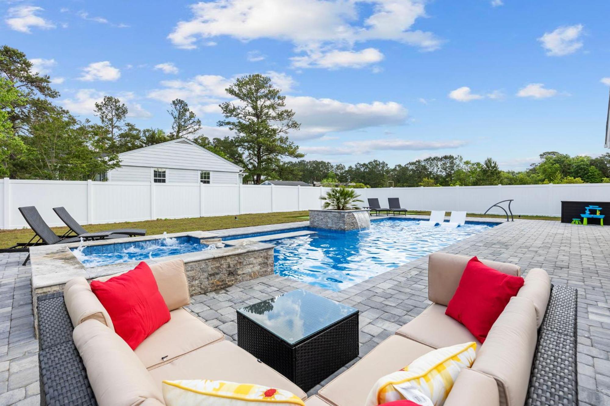 New Hot Tub- Dog Friendly Near And Golf With Pool And Holiday home