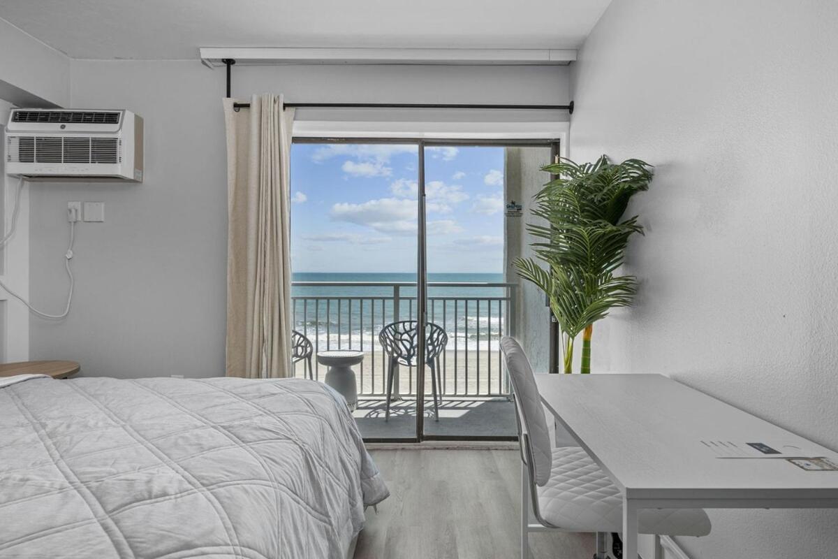 Beachfront With Smart Tv & 12 Pm Check-in Apartment