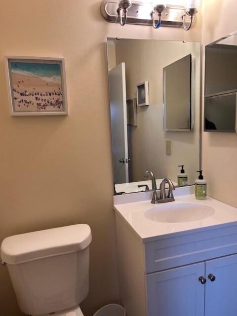 Beautiful 3 Bedroom Steps From & Main St Apartment *