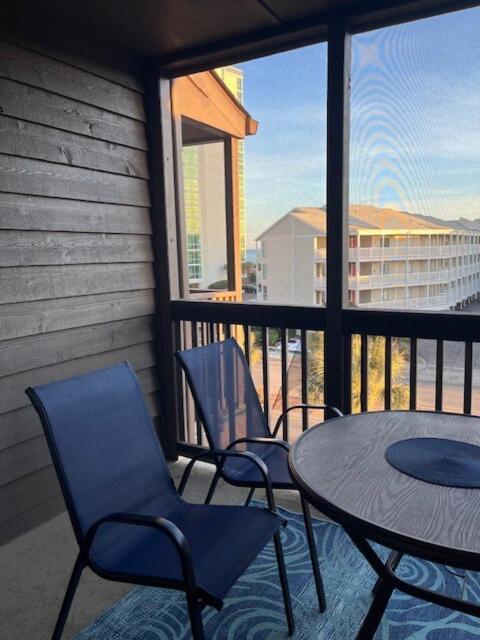 Beautiful 3 Bedroom Steps From & Main St Myrtle Beach