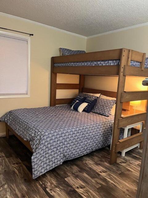 Beautiful 3 Bedroom Steps From & Main St Apartment *