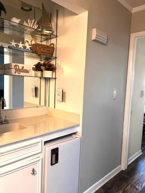 Beautiful 3 Bedroom Steps From & Main St Apartment *