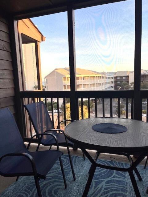 Beautiful 3 Bedroom Steps From & Main St * Myrtle Beach
