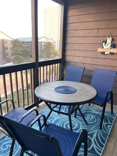 Apartment Beautiful 3 Bedroom Steps From & Main St