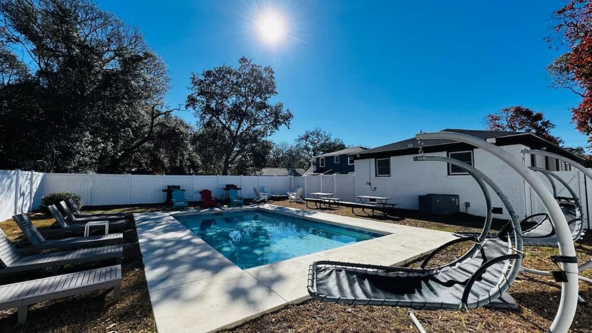 Walk To The Pool Apartment *