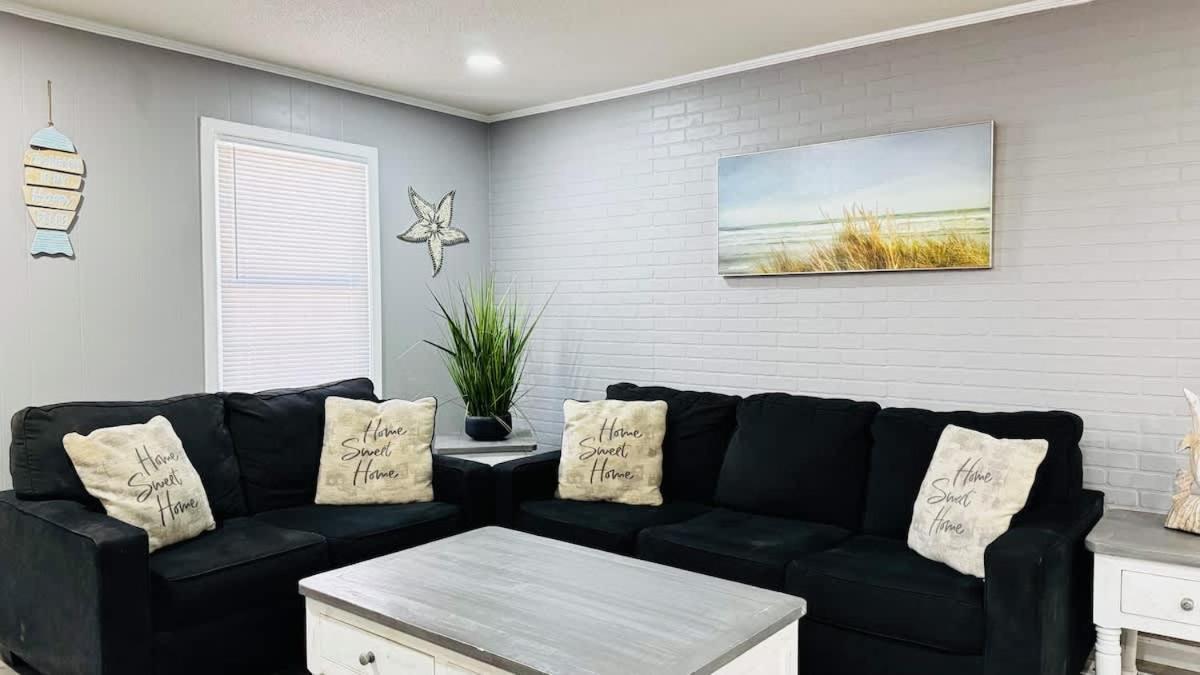 Walk To The Pool Apartment