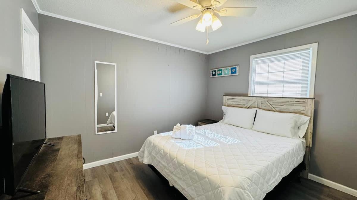 Walk To The Pool Apartment *