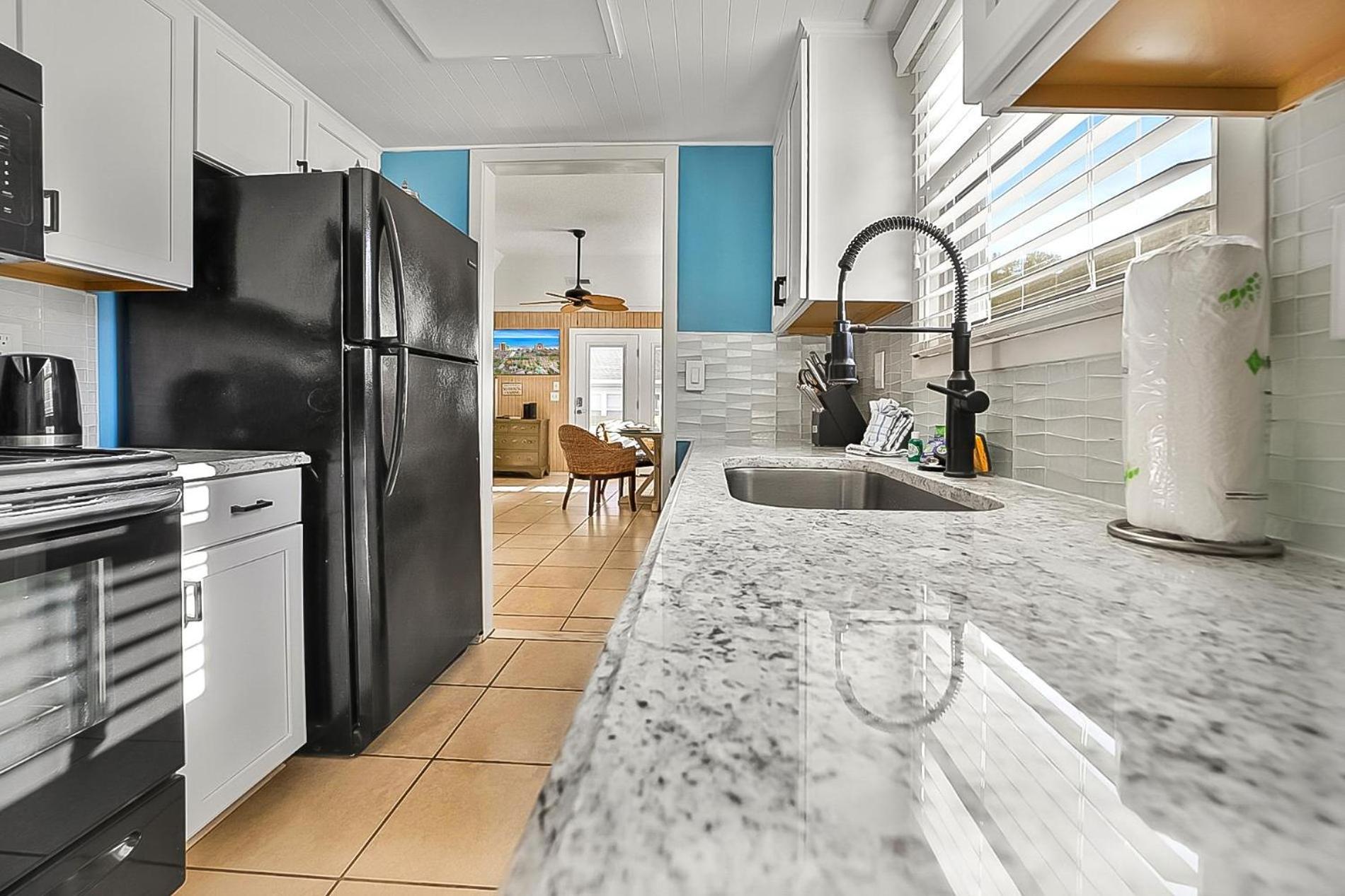 2 Bedroom Guest Cottage Steps From The Beach! *