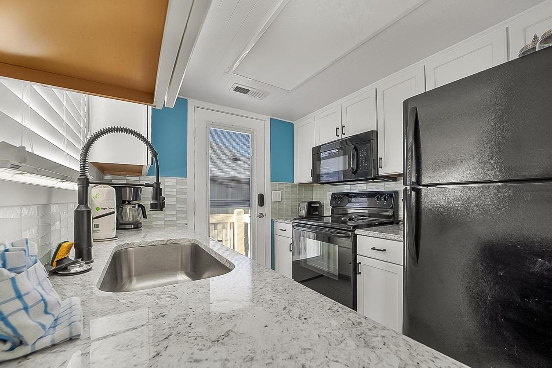 2 Bedroom Guest Cottage Steps From The Beach!