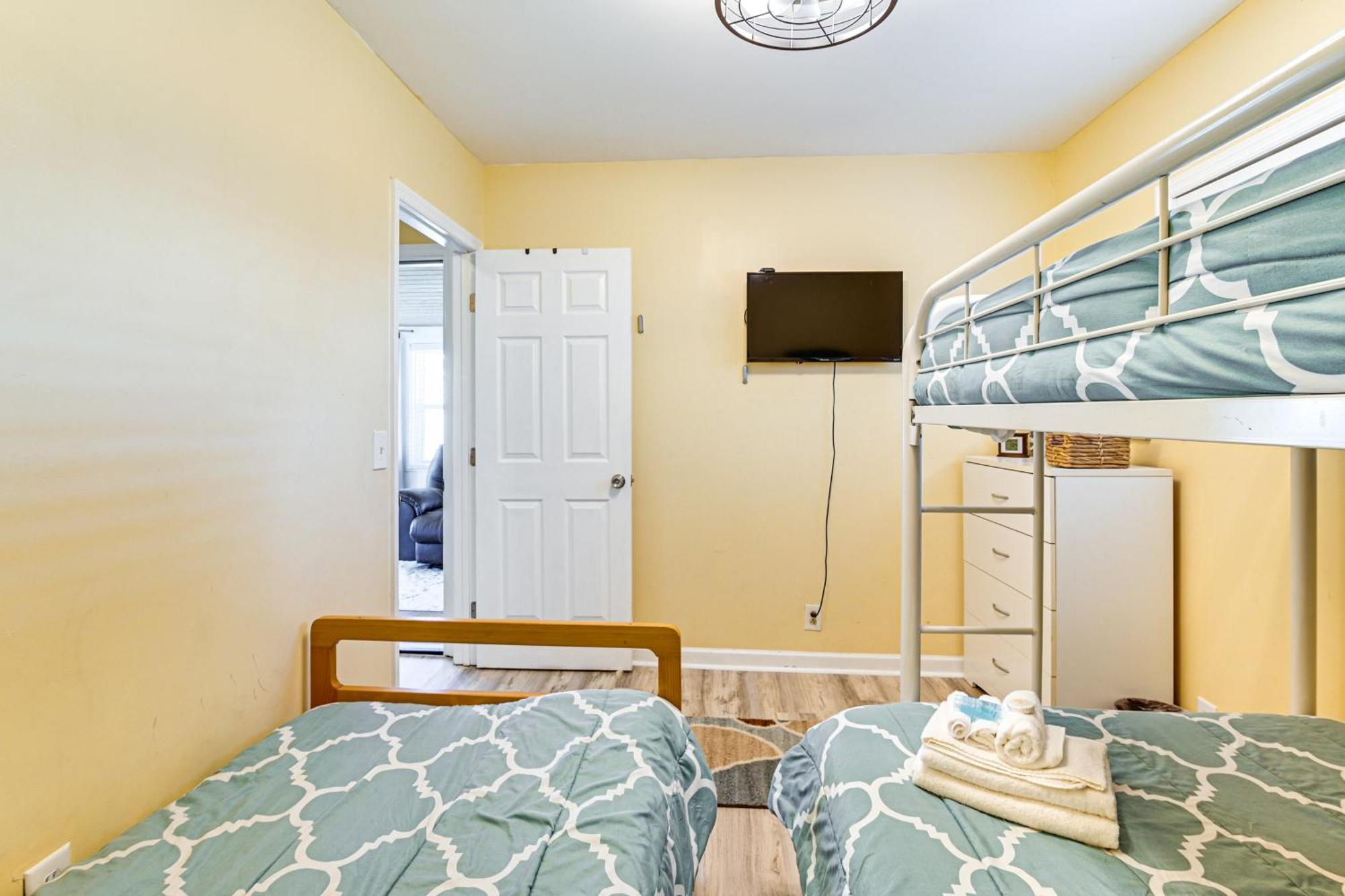 Lovely Myrtle Getaway - Walk To Beach! Holiday home *