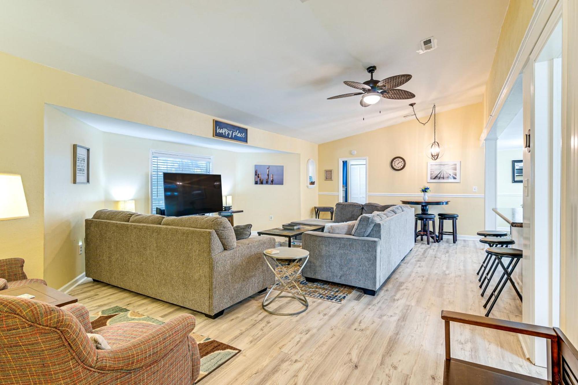 Lovely Myrtle Getaway - Walk To Beach! Holiday home