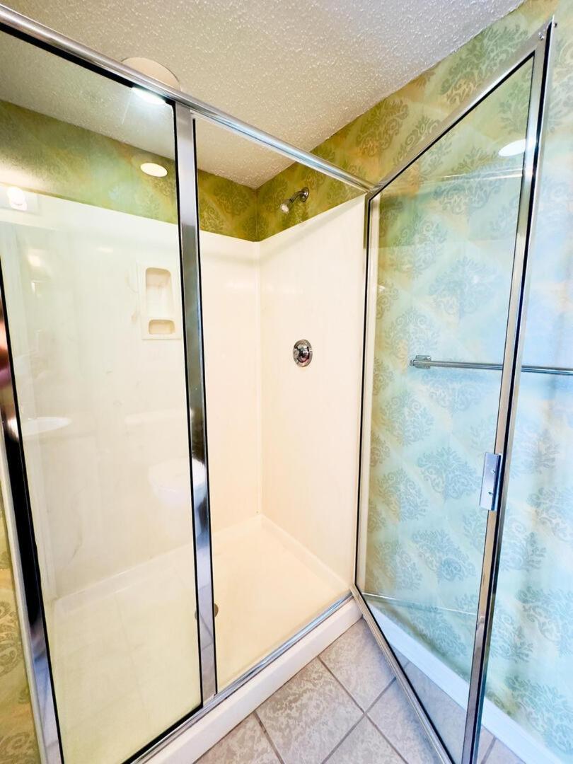 Barefoot N Tower 903 Apartment