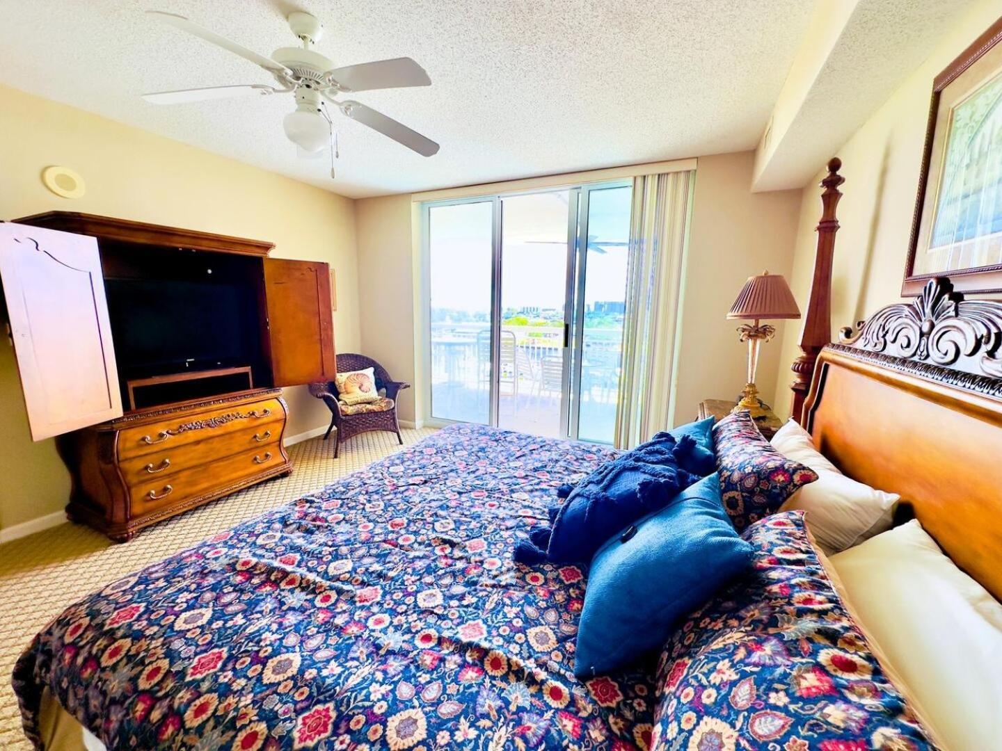 Barefoot N Tower 903