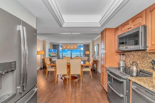 Arcadian Ii - Oceanfront - Snowbirds Welcome-highly Sought After Area Holiday home *