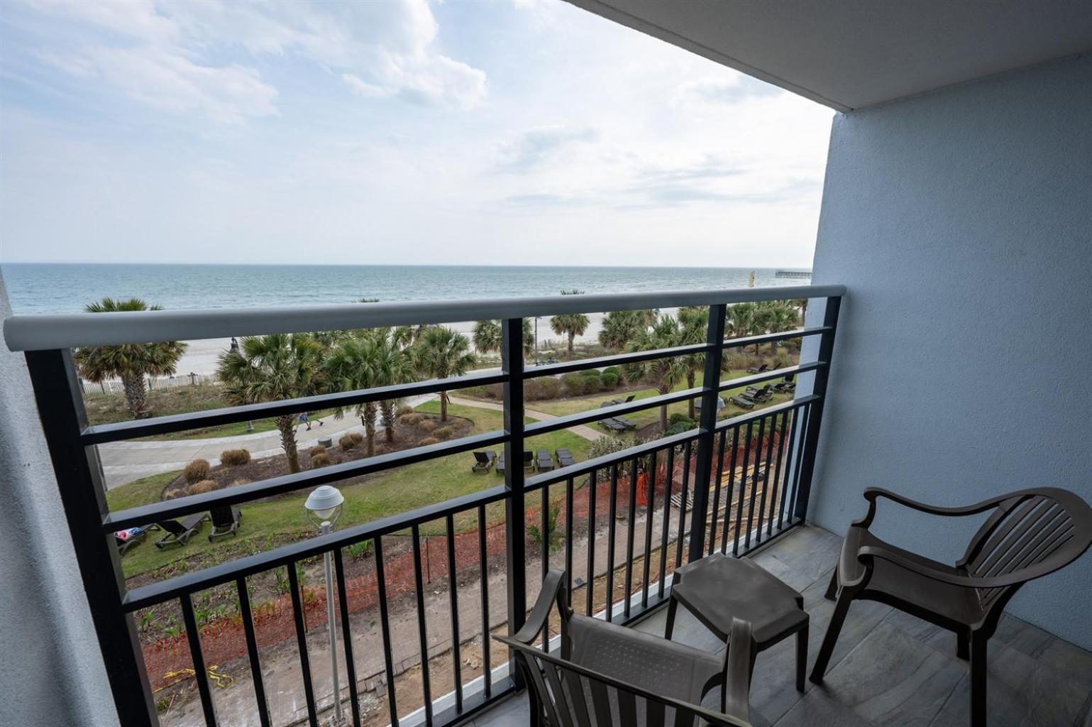 Oceanfront Convenience On Lower Floor, Heated Pool Holiday home