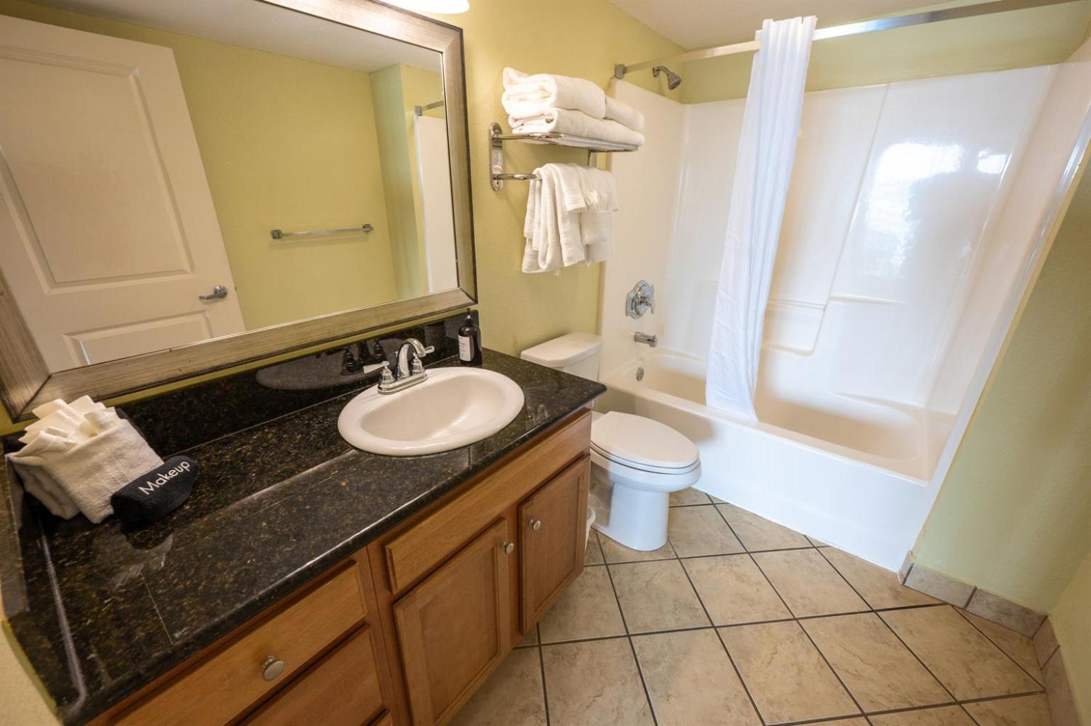 Oceanfront Convenience On Lower Floor, Heated Pool Holiday home *