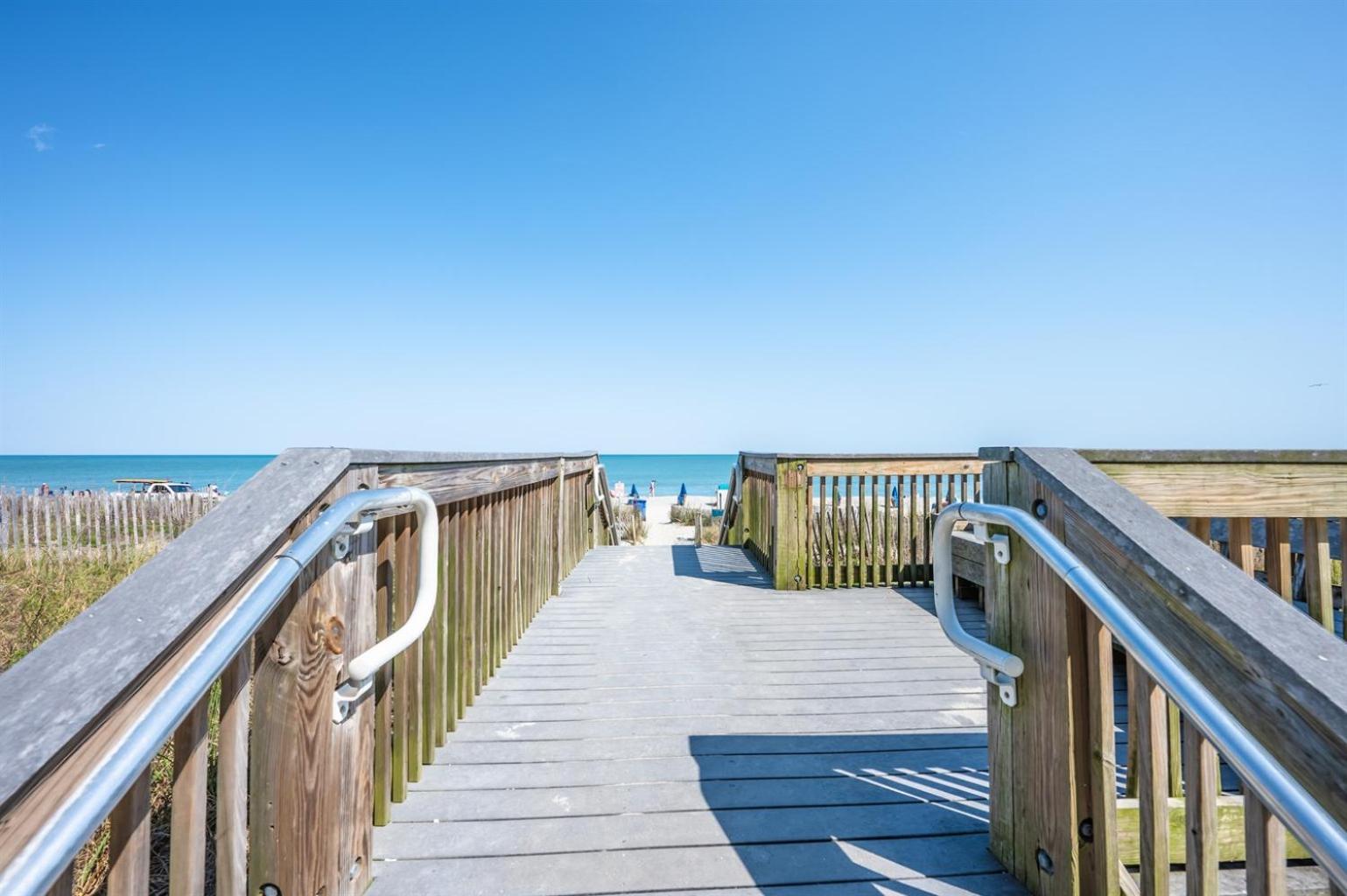 New 1 Bedroom Ocean Front Views And Poolside Paradise *