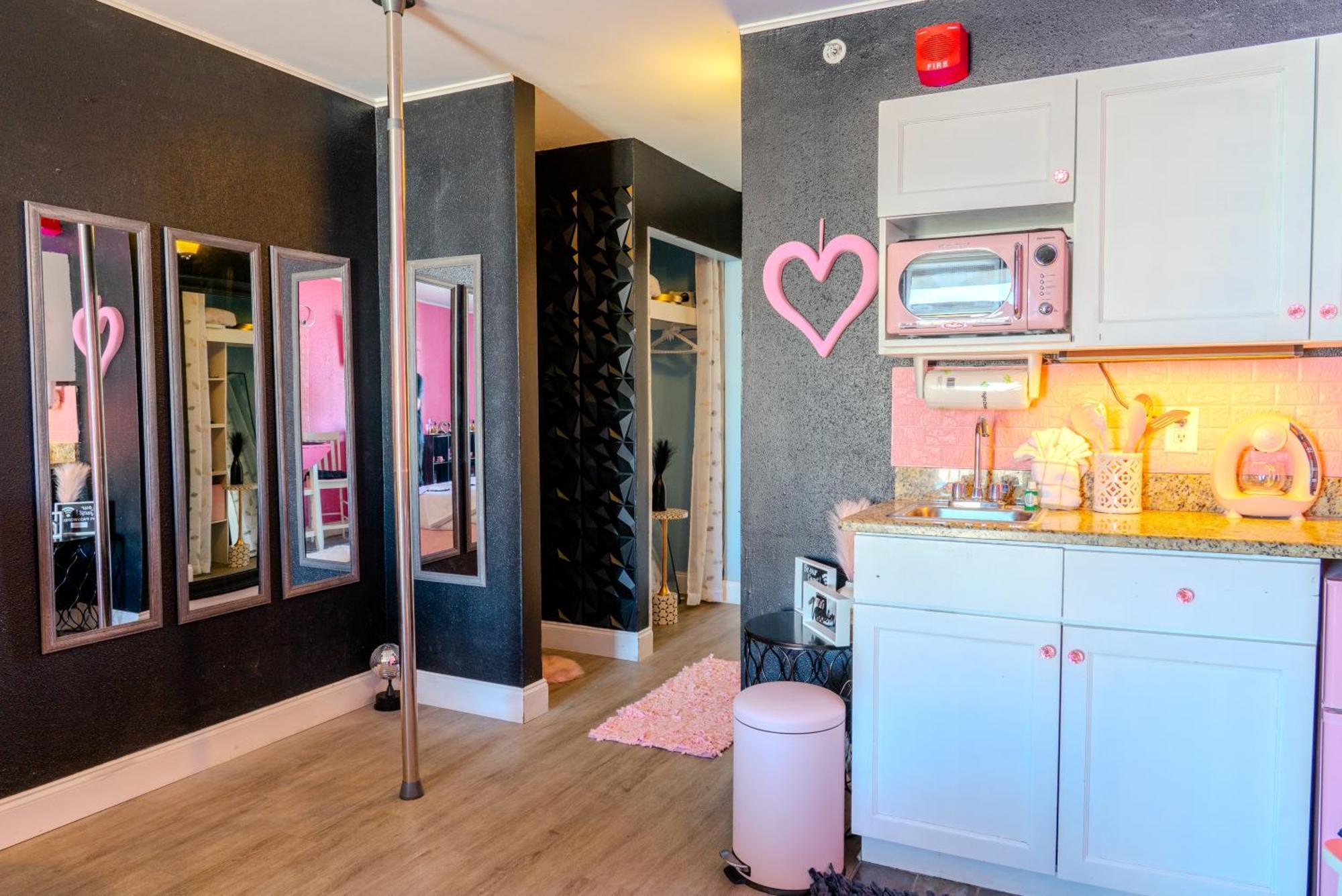 50 Shades Of Grey - Romance Suite! Couples Retreat 717