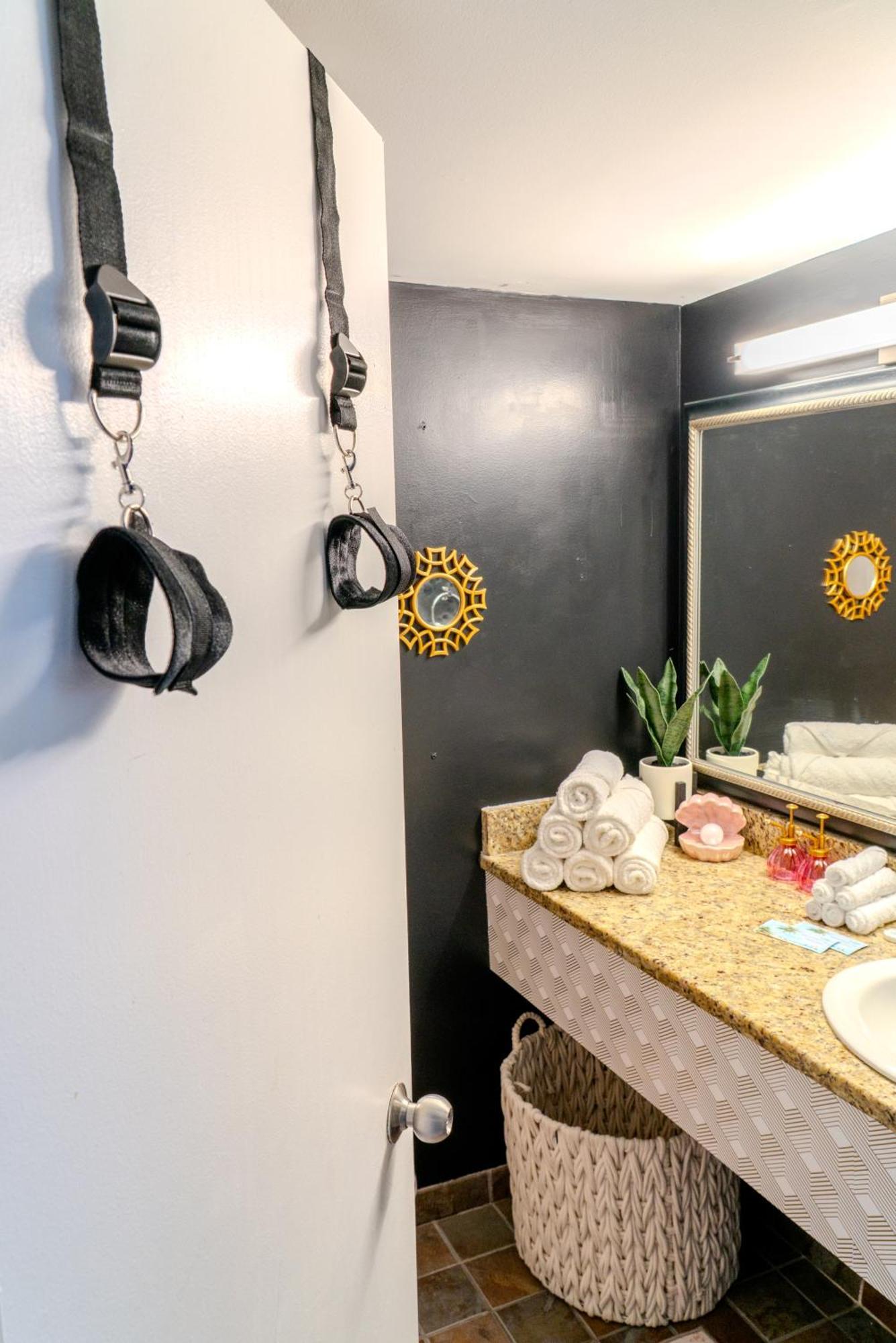 50 Shades Of Grey - Romance Suite! Couples Retreat 717 Resort