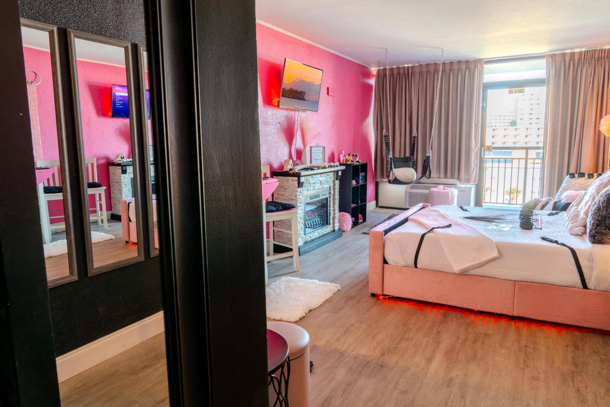 50 Shades Of Grey - Romance Suite! Couples Retreat 717 Myrtle Beach