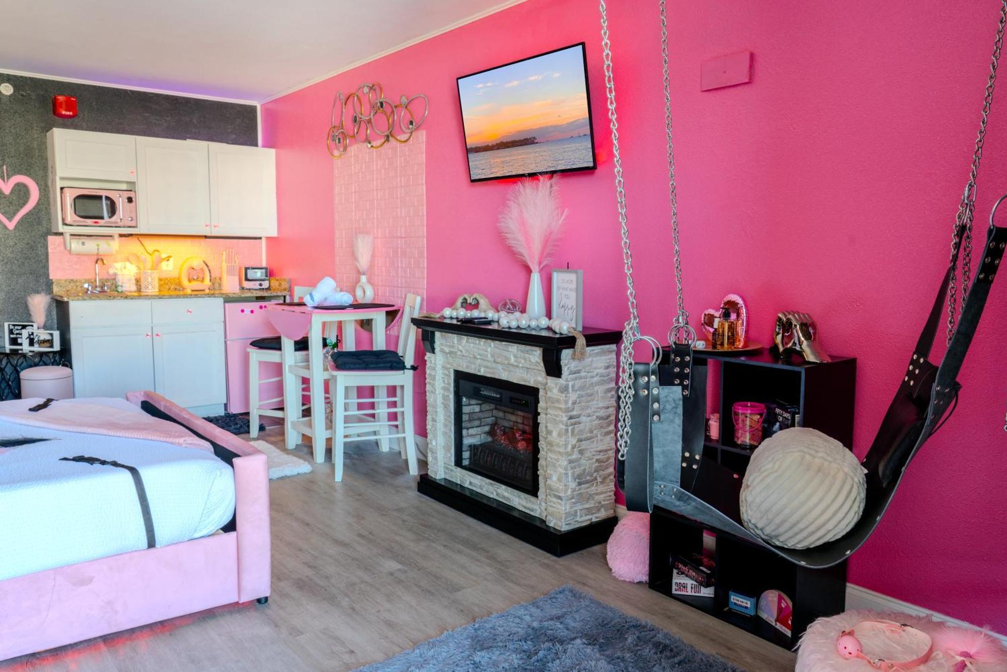 50 Shades Of Grey - Romance Suite! Couples Retreat 717 Myrtle Beach
