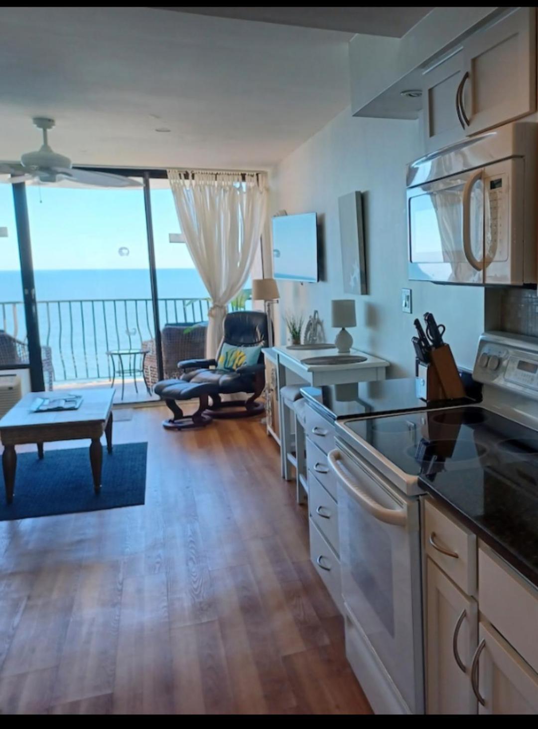 Ocean Front Bliss Newly Renovated 5 Star Aparthotel
