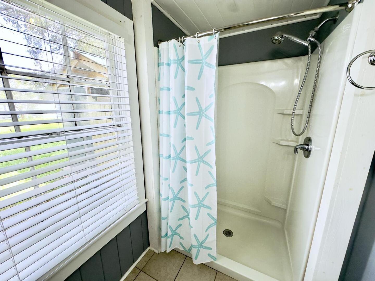 5 Bedroom House, Only 3 Minute Walk To The Beach! Holiday home