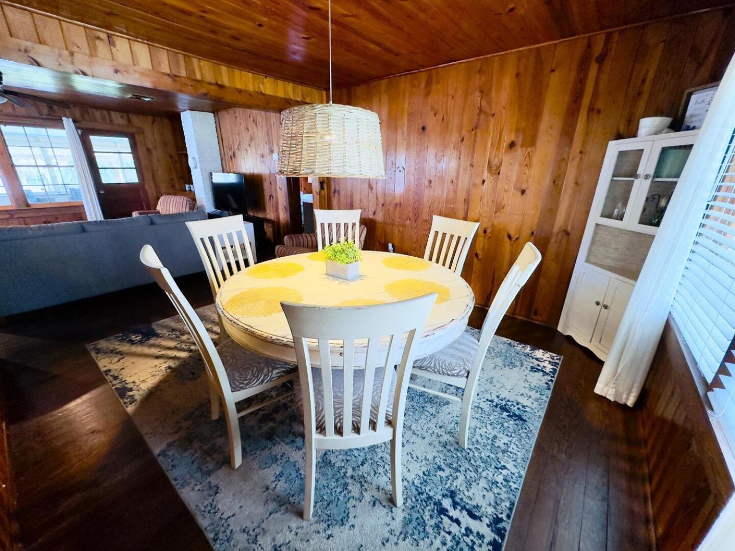 Holiday home 5 Bedroom House, Only 3 Minute Walk To The Beach!